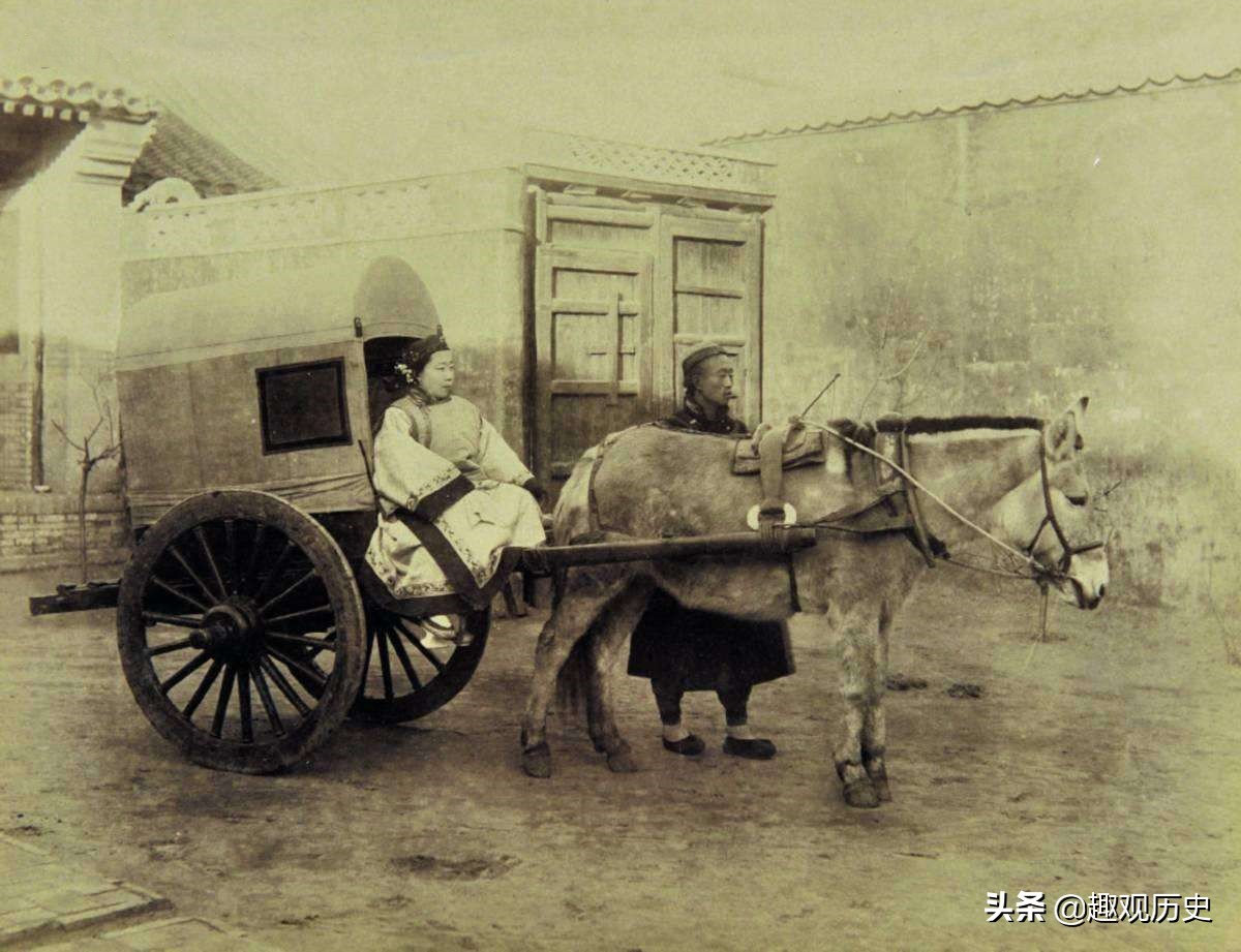 古人押送流放女犯,古代衙役押解女犯流放