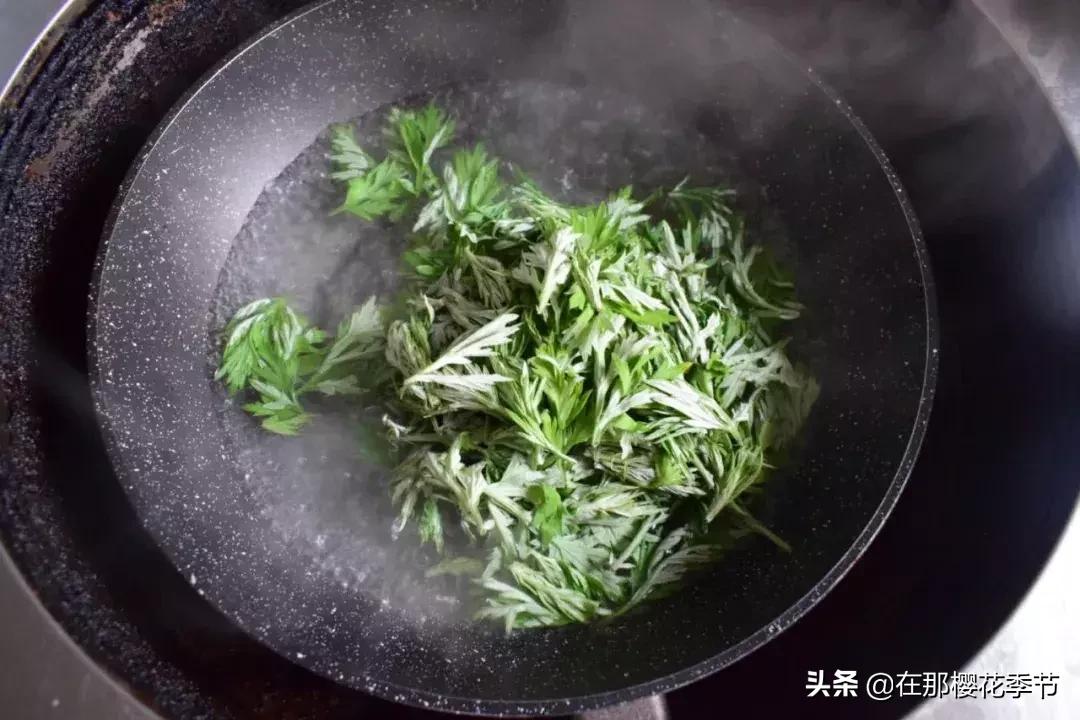 一位客家妈妈用艾草煮水给儿子洗澡，结果万万没想到.