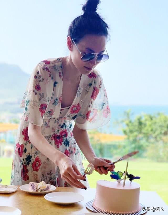 梁洛施马尾背带裙,梁洛施穿短裙子