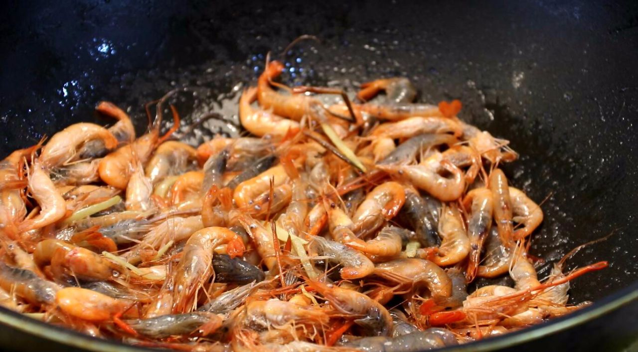 油炸小河虾又是一道美味的下酒菜,上海正宗油爆小河虾的酱汁怎么调