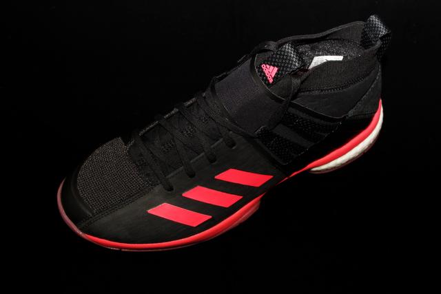 穿上就不想再脱的Q弹，阿迪达斯羽毛球鞋评测