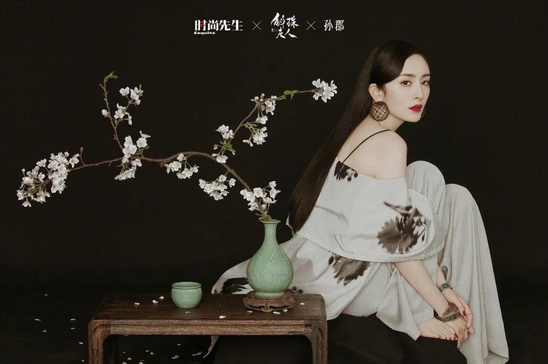 胸大和胸小穿衣服的差距,胸大和胸小穿t恤对比