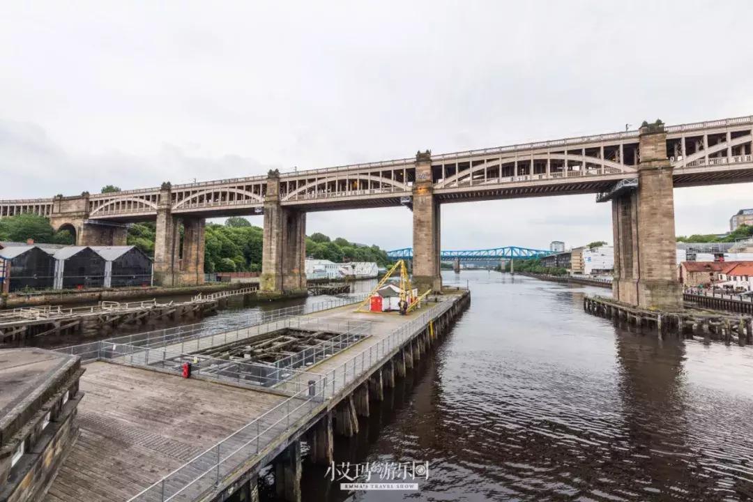 纽卡斯尔，店主为我弹奏了一把十万元的吉他