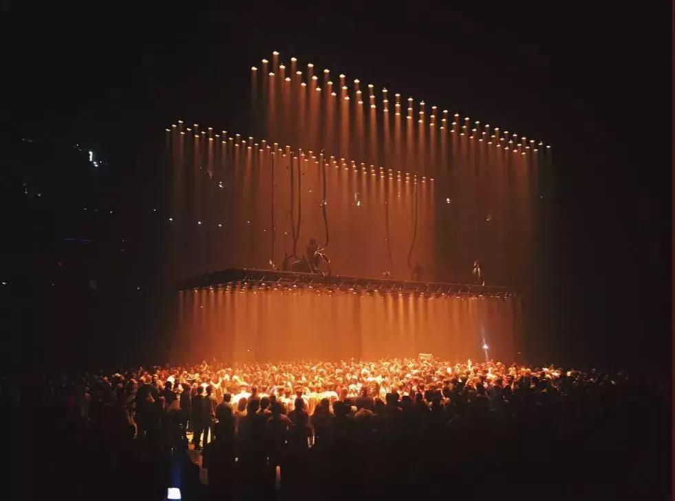 新媒体时代的沉浸式舞台设计,极简主义舞台设计