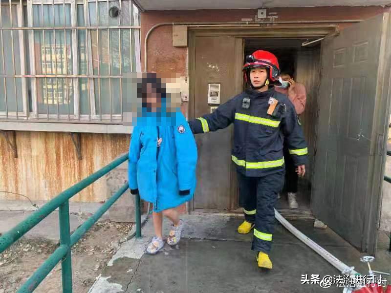 家里起火女孩被困消防紧急救援,北京大火消防员抢救