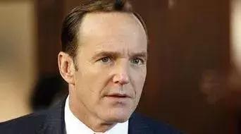 都是鹰钩鼻大美女，都爱过同一些男人，她俩的路怎么就不一样呢？