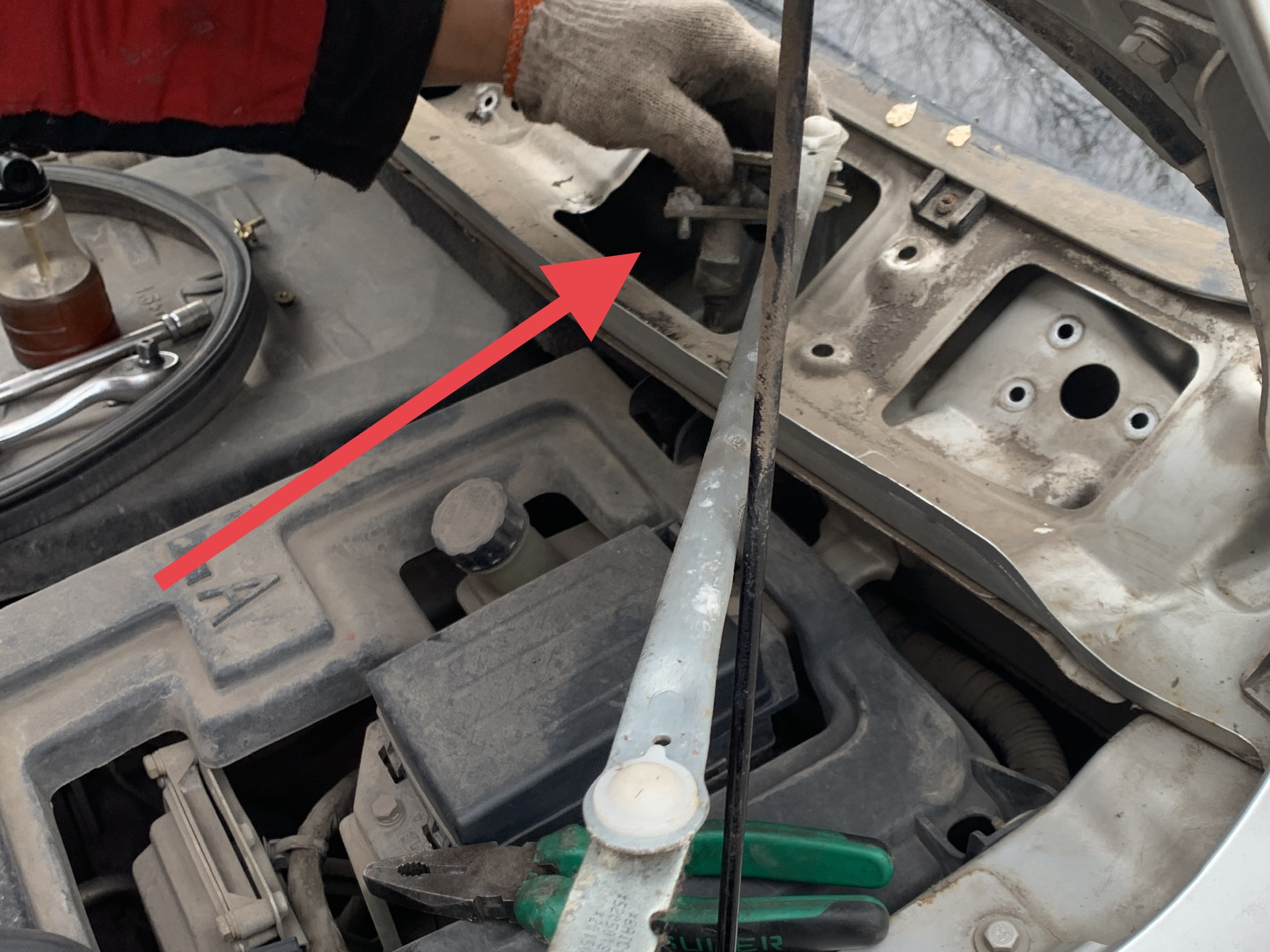 汽车雨刷器卡住了,雨刷臂压不住玻璃