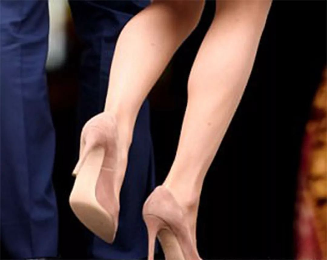 英国女王穿鞋子不磨脚,英女王喜欢穿二脚鞋