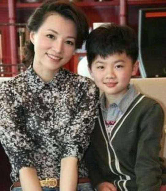 马蓉董卿赴美生子，一个为移民一个为教育，“撤侨令”下如何做？