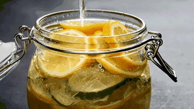 不是吧？桃子、西瓜不能一起吃，会中毒？柠檬水不能白天喝？