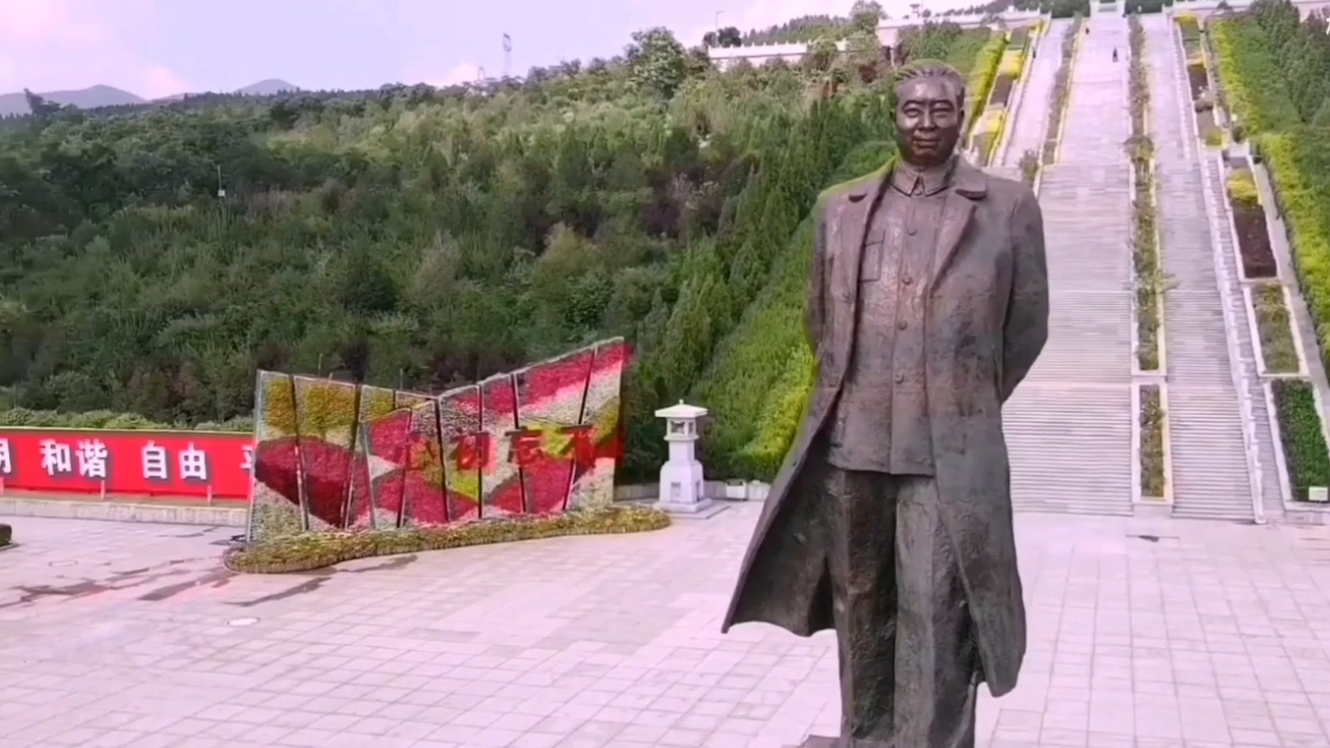 得毛主席青睐，*国锋华**主席去世后没有葬在八宝山，而却葬在卦山