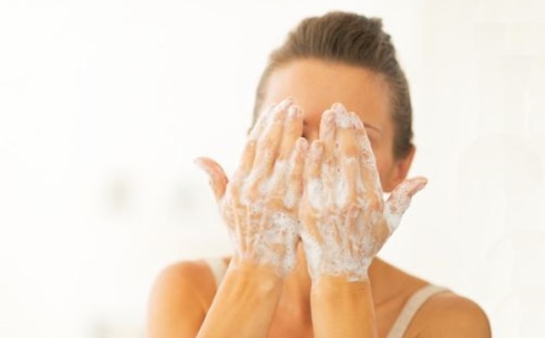 用盐水洗脸可以变成牛奶肌肤吗,坚持用盐水洗脸