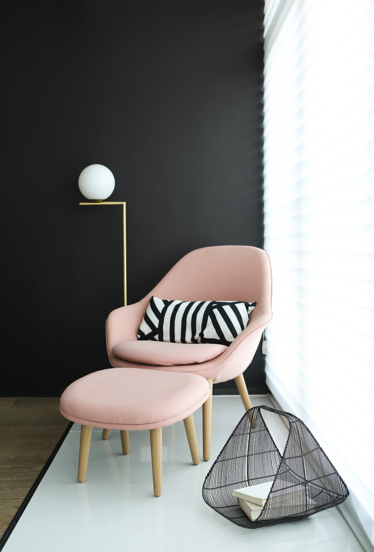 客厅阳台一体办公桌,主卧衣帽间加办公桌