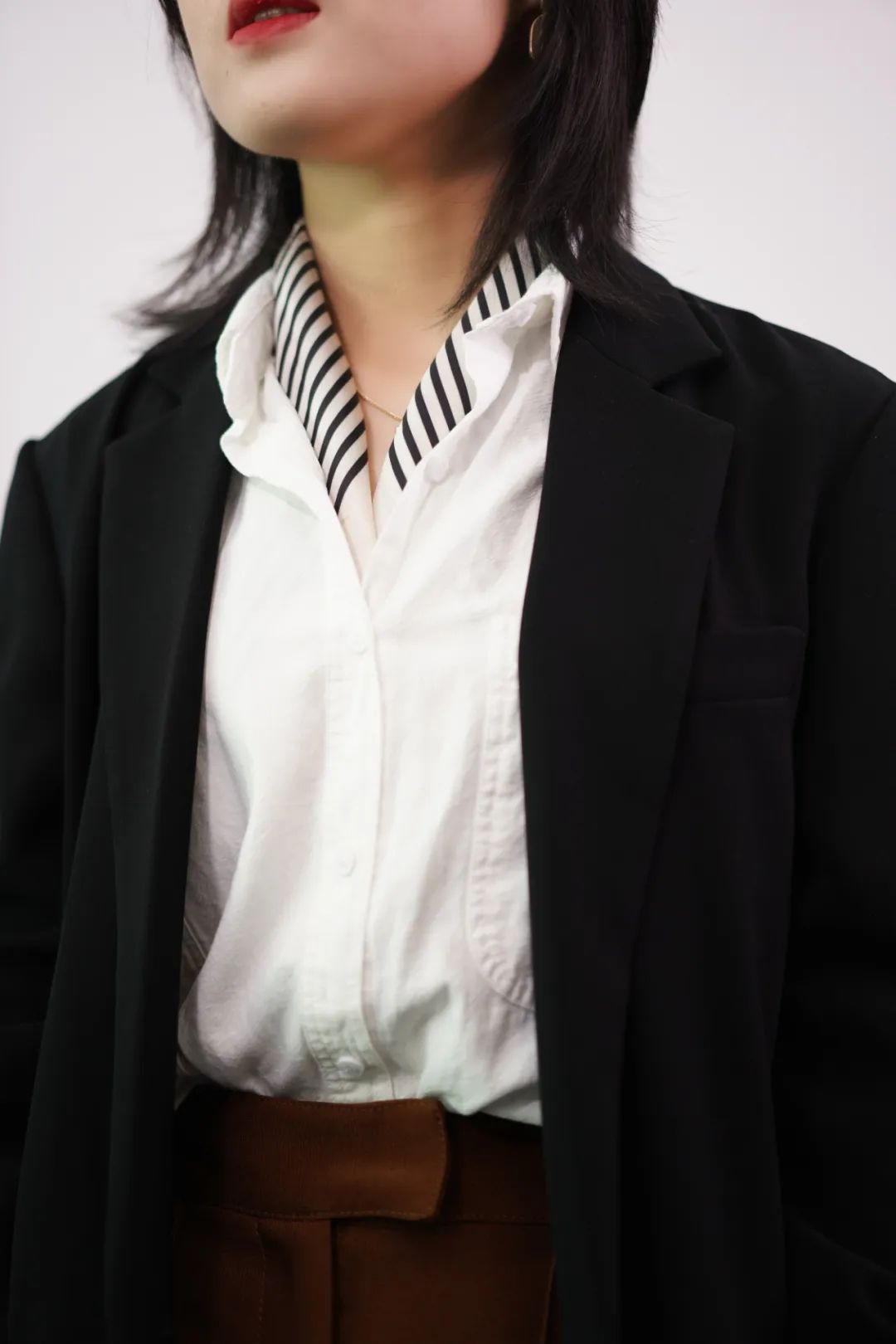 桑蚕丝丝巾春季怎样搭配衣服,春季长丝巾的系法简单又漂亮