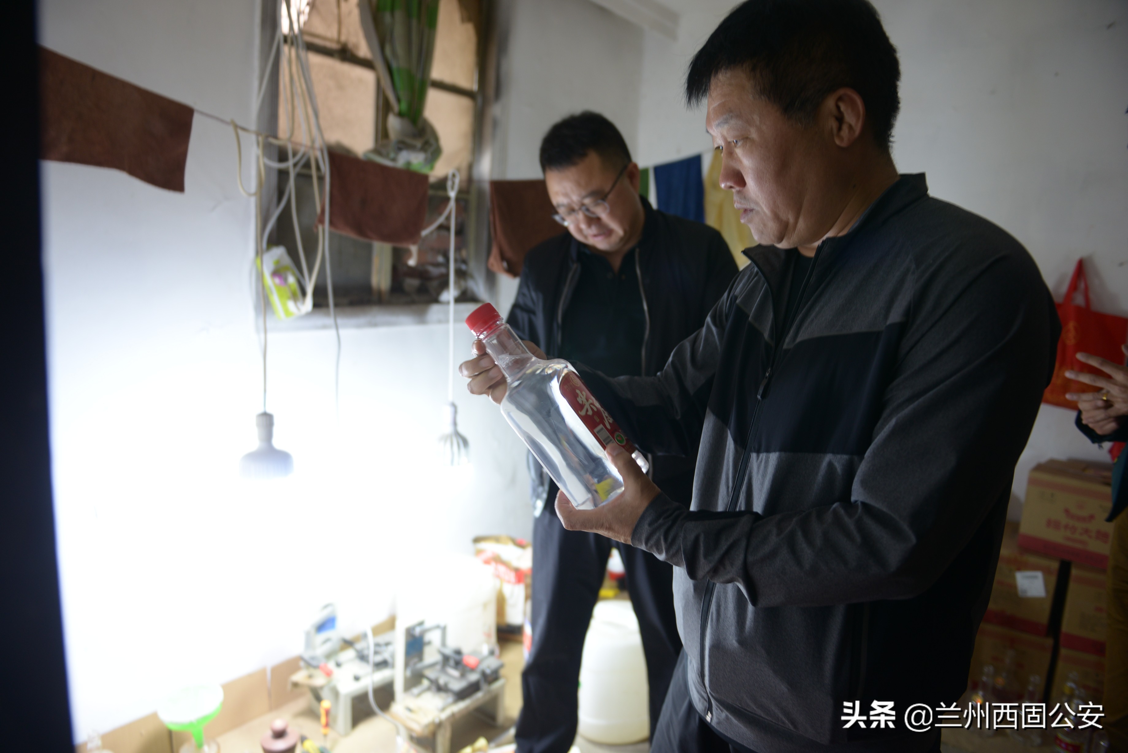 抓获假冒商标嫌疑人为攻坚行动,警方侦破一起假冒注册商标商品案