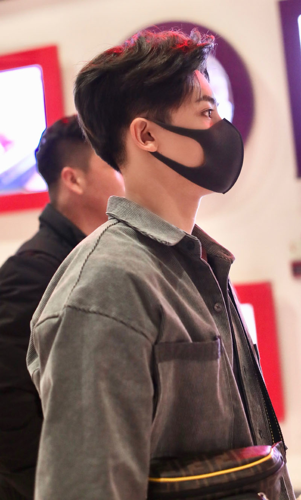 侯明昊白色运动套装,超酷魅力男神侯明昊写真