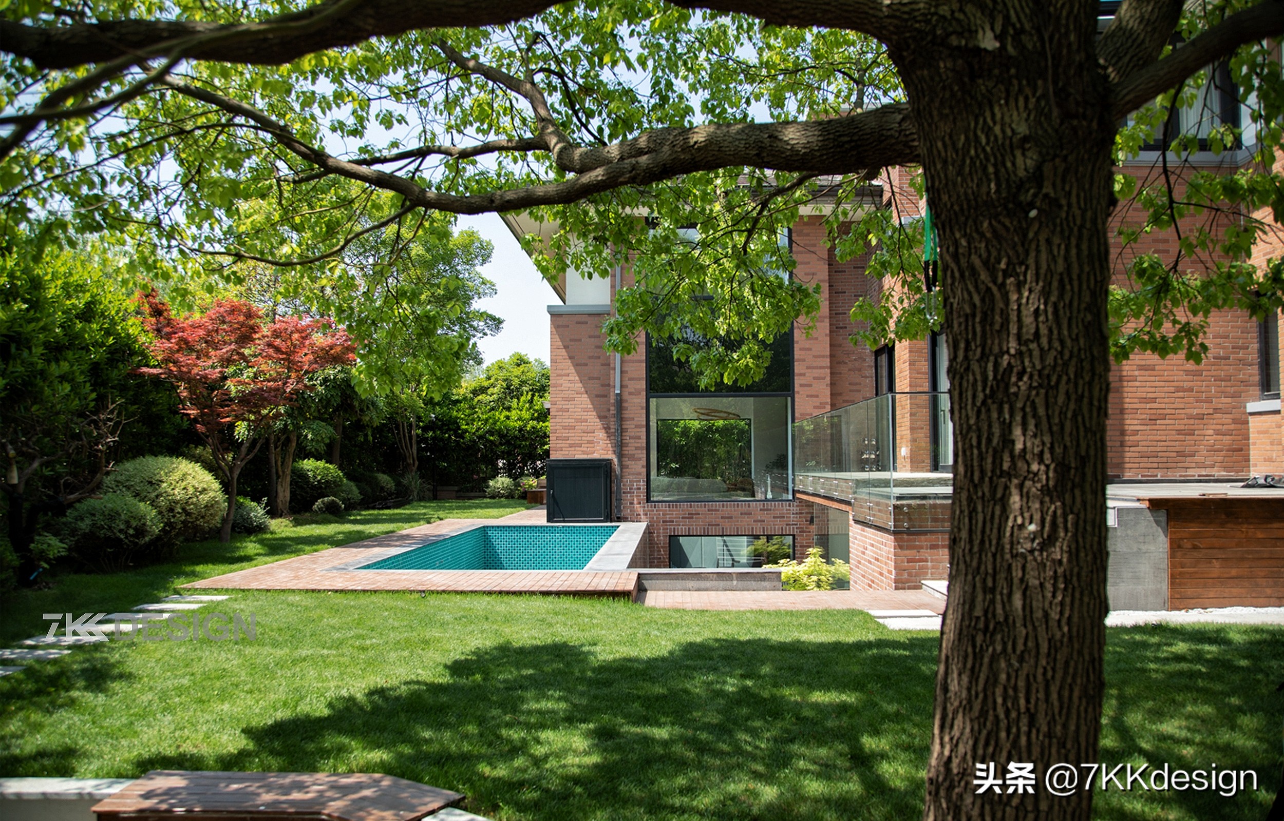 海边联排别墅小院实景现代轻奢,独栋带院子的小别墅年代感