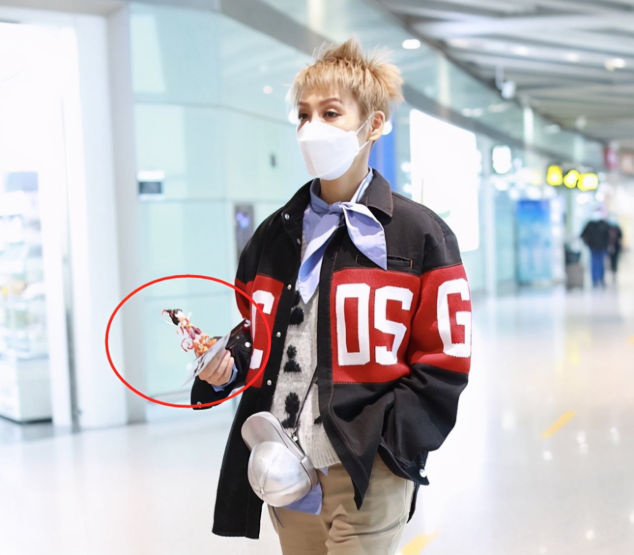 在“姐姐团”勾心斗角的宁静，机场弯腰摸粉丝肉*袜丝**，举动超可爱