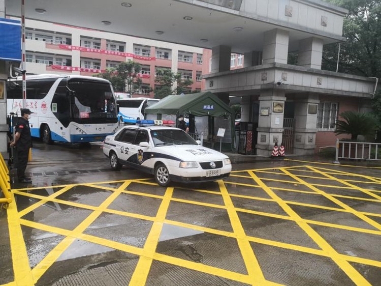 宁波交警护送高考车队,宁波交警送考生