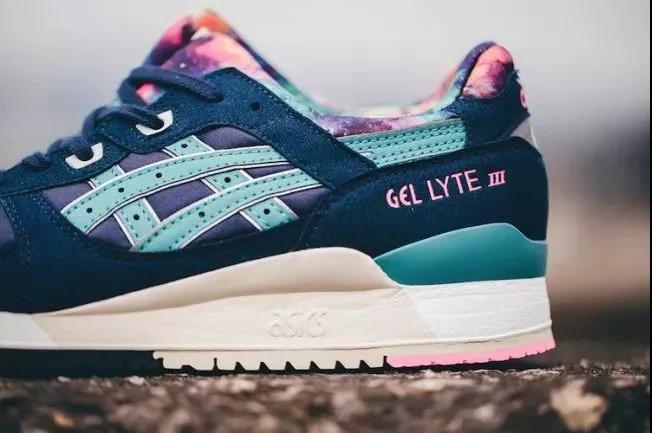 asics和耐克跑鞋,asics是复古与机能最好的诠释