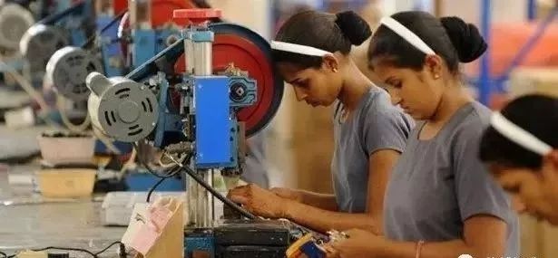 日本墓碑断货，新娘没婚纱穿，谁在为断供的“中国制造”买单？