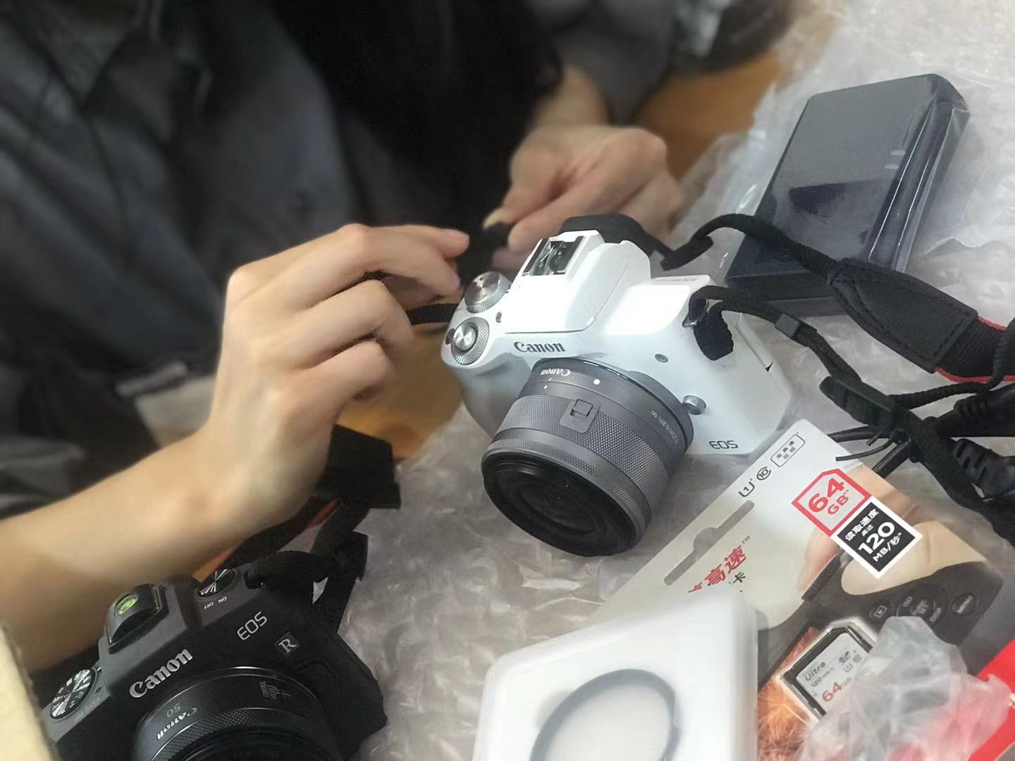 大学生相机拍照记录生活,学生用相机记录了所有照片