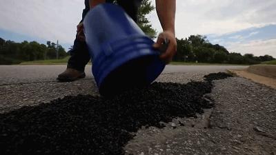 路面贴的胶带,路面凹凸不平坑坑洼洼