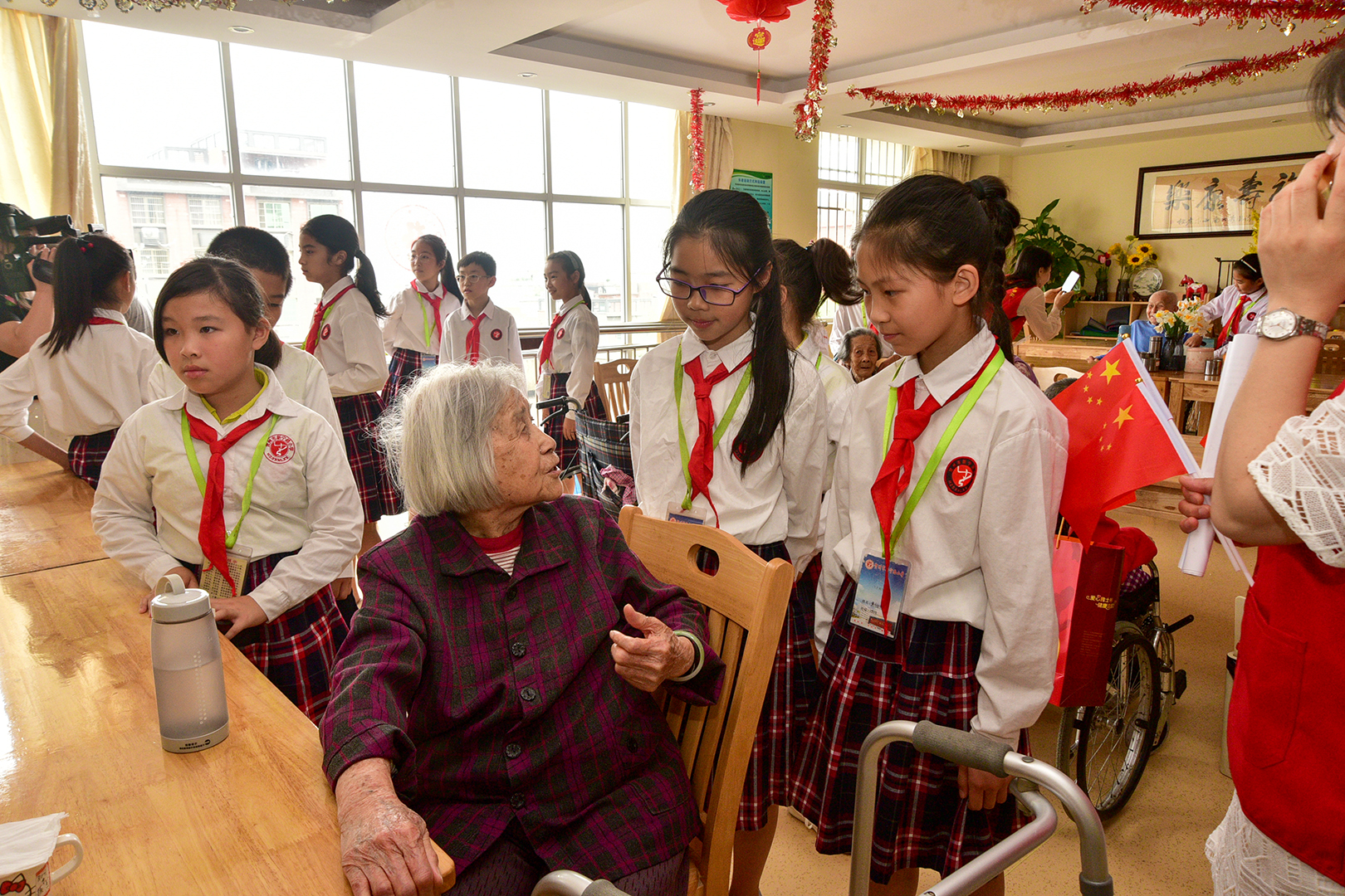小学敬老孝贤月活动总结,尊老敬老教育活动报道