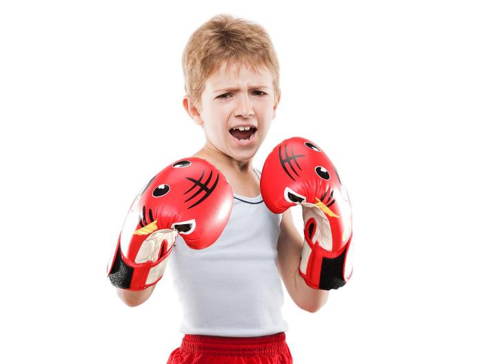 幼儿园小孩被打还手还是告诉老师,幼儿园孩子被打怎么教孩子反击