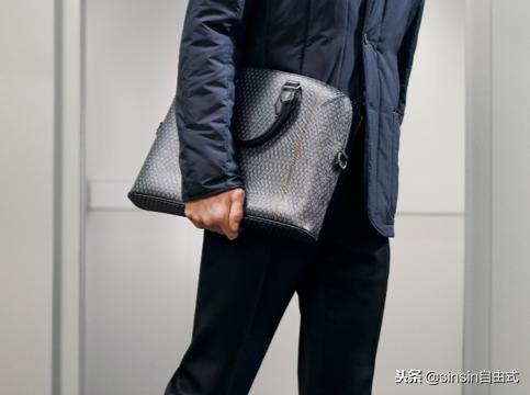 「时尚」1组机刻花纹行李包几件尼龙羽绒夹克衫还有3项跨界合作款