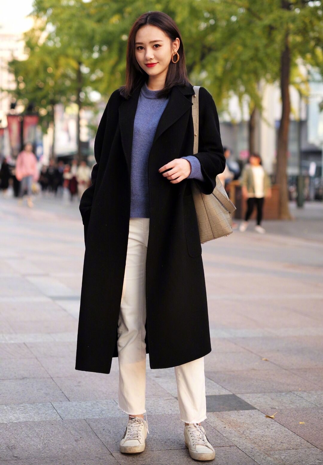 黑色大衣最显气质,黑色大衣比较普遍但越看越耐看