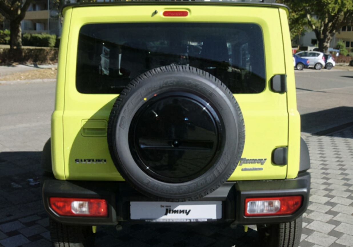 1.5排量吉姆尼越野车,新款铃木吉姆尼实拍图造型经典