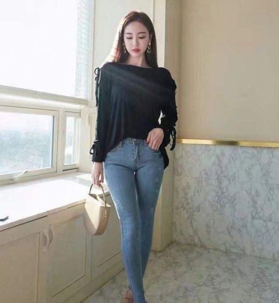 简约牛仔裤穿搭自信大方时尚减龄,紧身牛仔裤甜美穿搭优雅大方