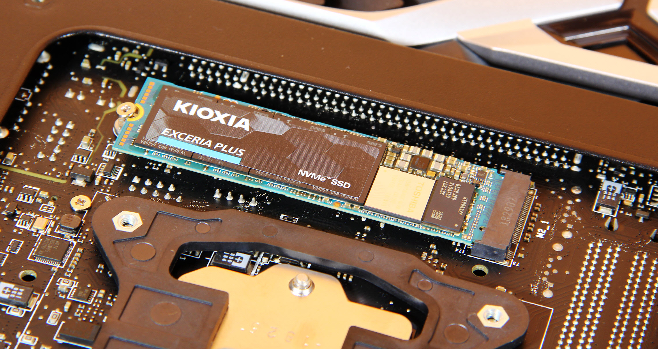 铠侠rc10固态硬盘测评,镁光2200固态对比铠侠rd10