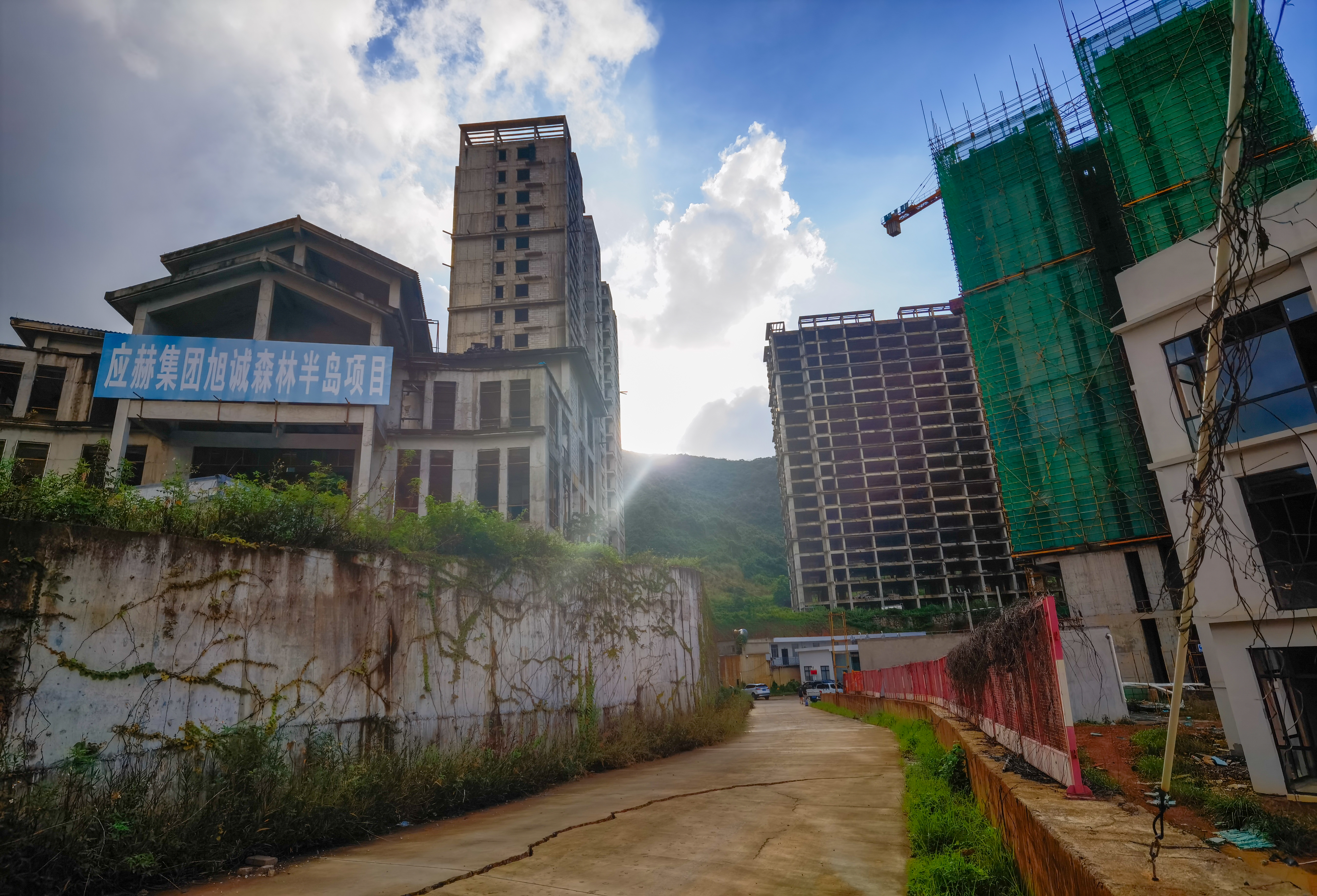 海南“最复杂烂尾楼”公司起诉三亚市政府，原开发商被拘捕后海南东北两公司争夺楼盘，染指官员皆落马