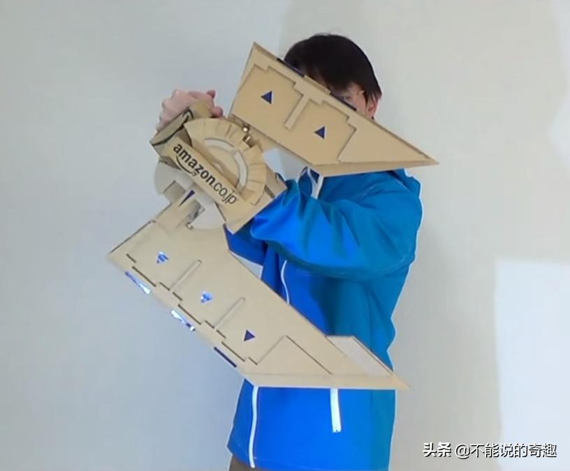 大隐隐于市!日本高玩用纸箱自制各种可变换形态道具,走红网络
