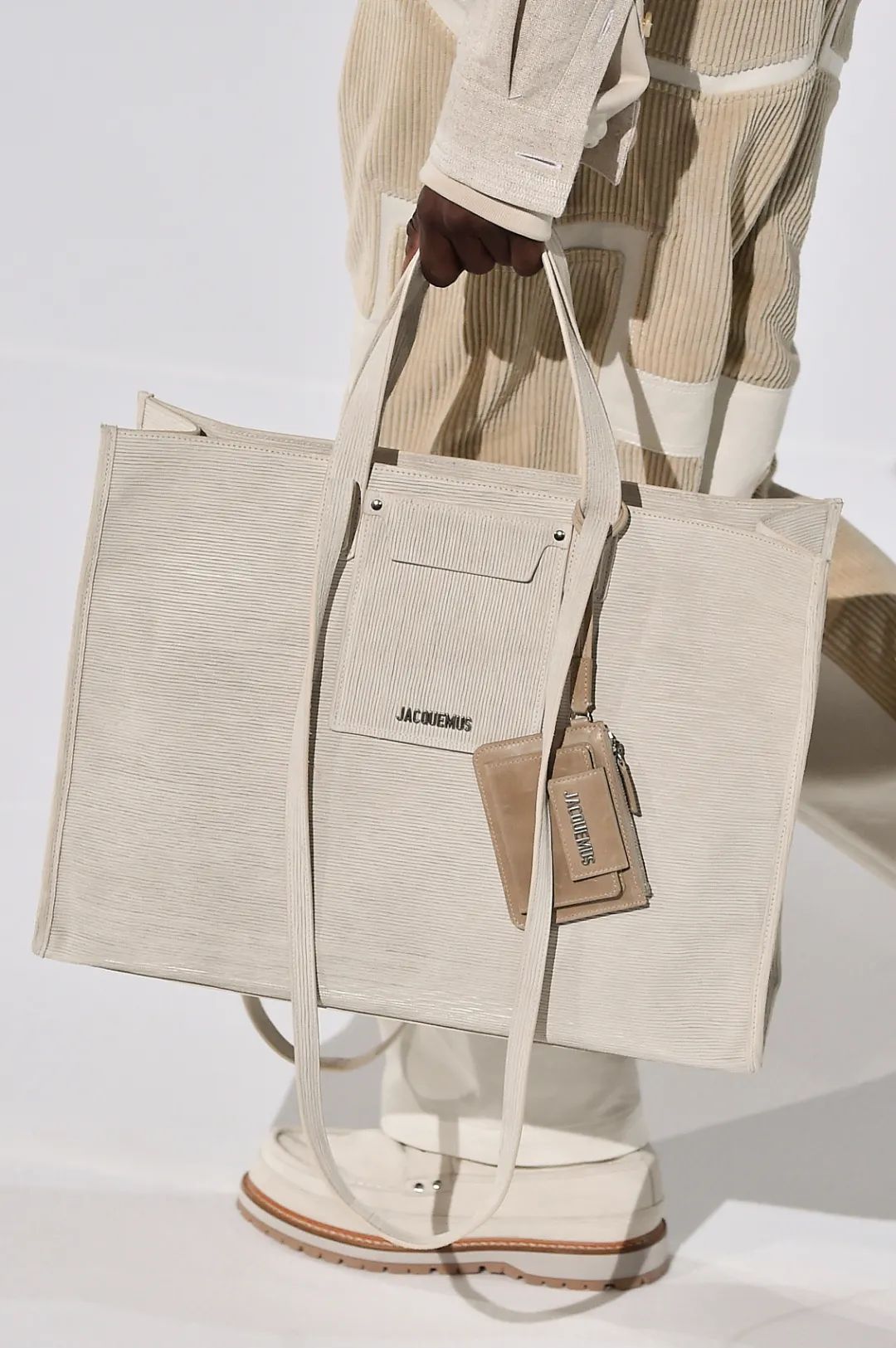 有没有一只,能配得上你野心的tote包?挣钱买包VS买包挣钱