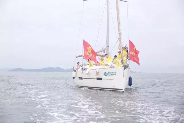 巨邦快乐集结号丨看见了，其中一艘游艇上，是我们的船长大舅哥