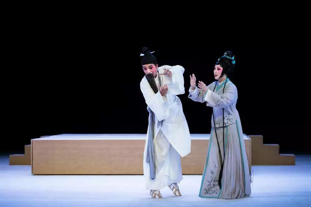 一个想变成蚯蚓的男人,和一个想变成鹅的女人