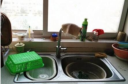 清理水槽缝隙污垢的方法,洗过的碗上面有小虫子