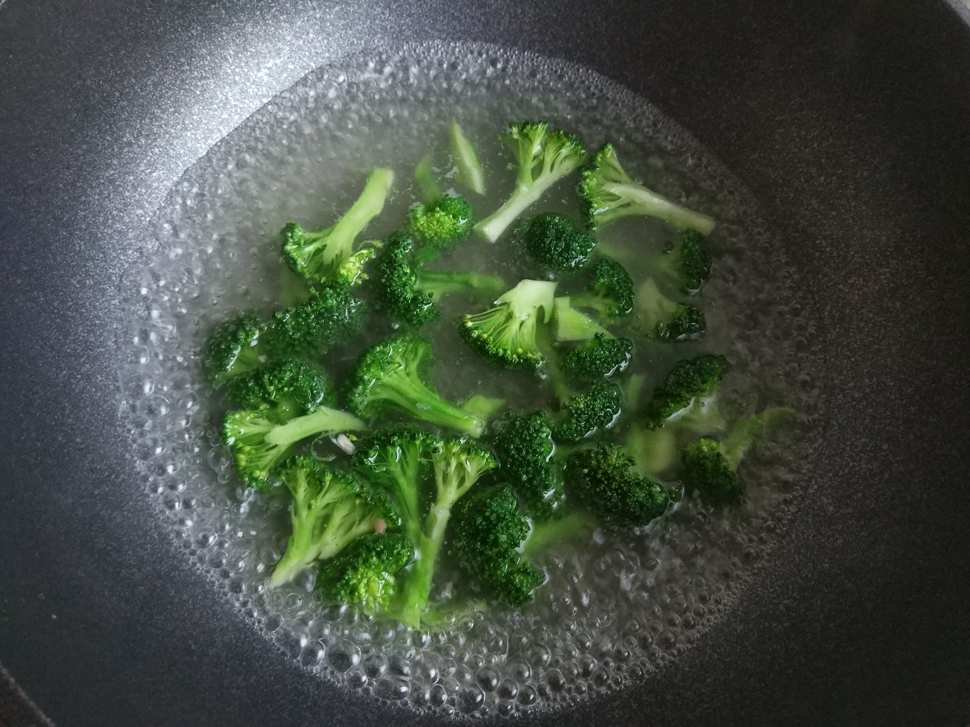 西红柿可以和什么炒菜,怎么炒西红柿炒鸡蛋颜色鲜艳