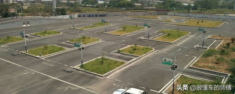 科二倒车入库如何停车1.5米距离,科二倒车入库需要踩离合和刹车吗