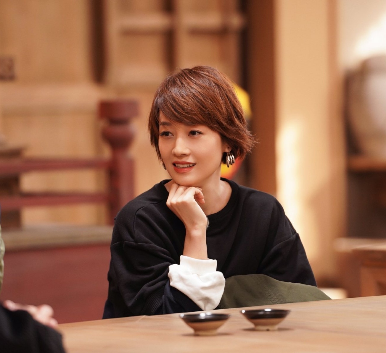 40岁女短发烫什么发型显年轻精神,40至45岁适合什么短发型年轻清爽