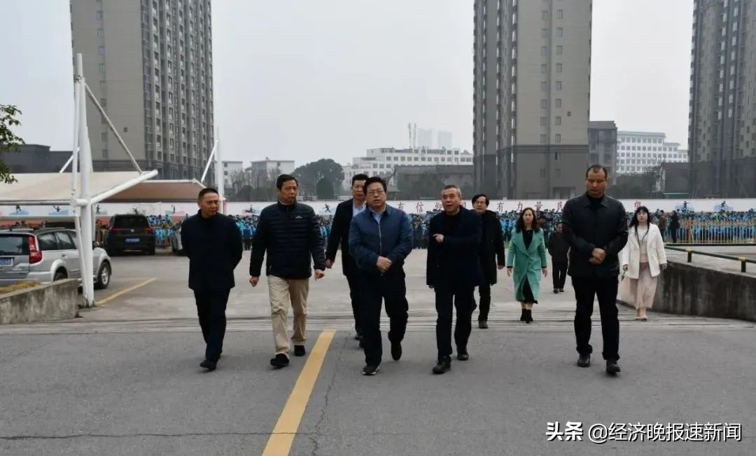 江西省普通高*特中**色学校评估组专家在临川三中开展评估活动