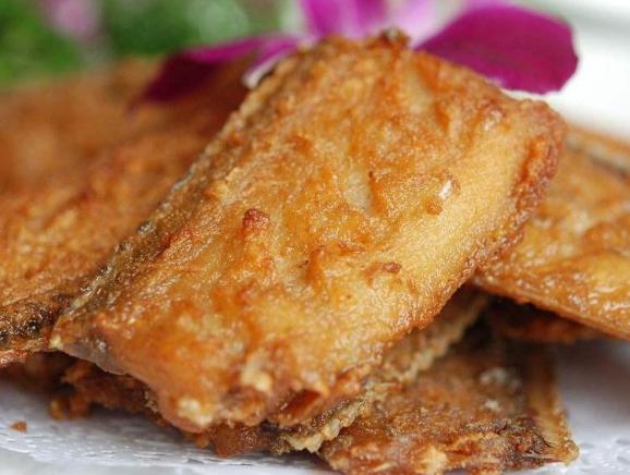 煎带鱼裹面粉的家常做法,煎带鱼怎么能裹上厚厚的面粉