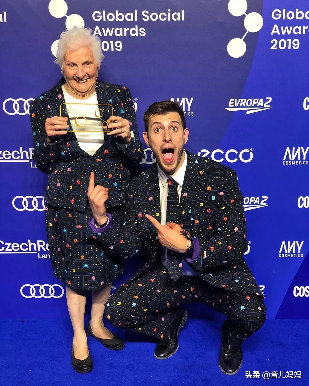 93岁奶奶恶搞27岁孙子一夜爆红！千万网友实力围观：奶奶太坑了！