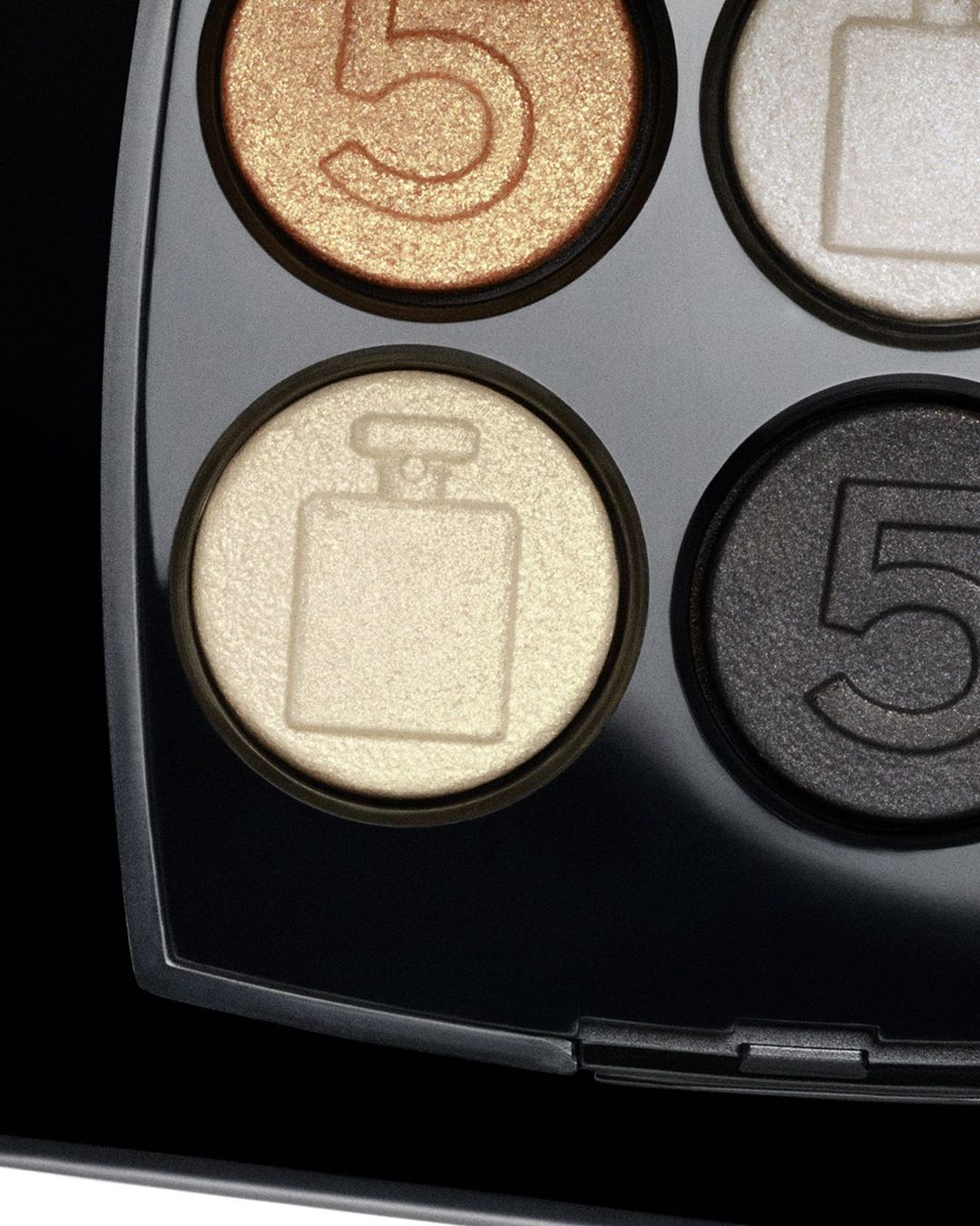 致敬百年传奇N°5香水，CHANEL呈献金灿2021圣诞限量彩妆系列