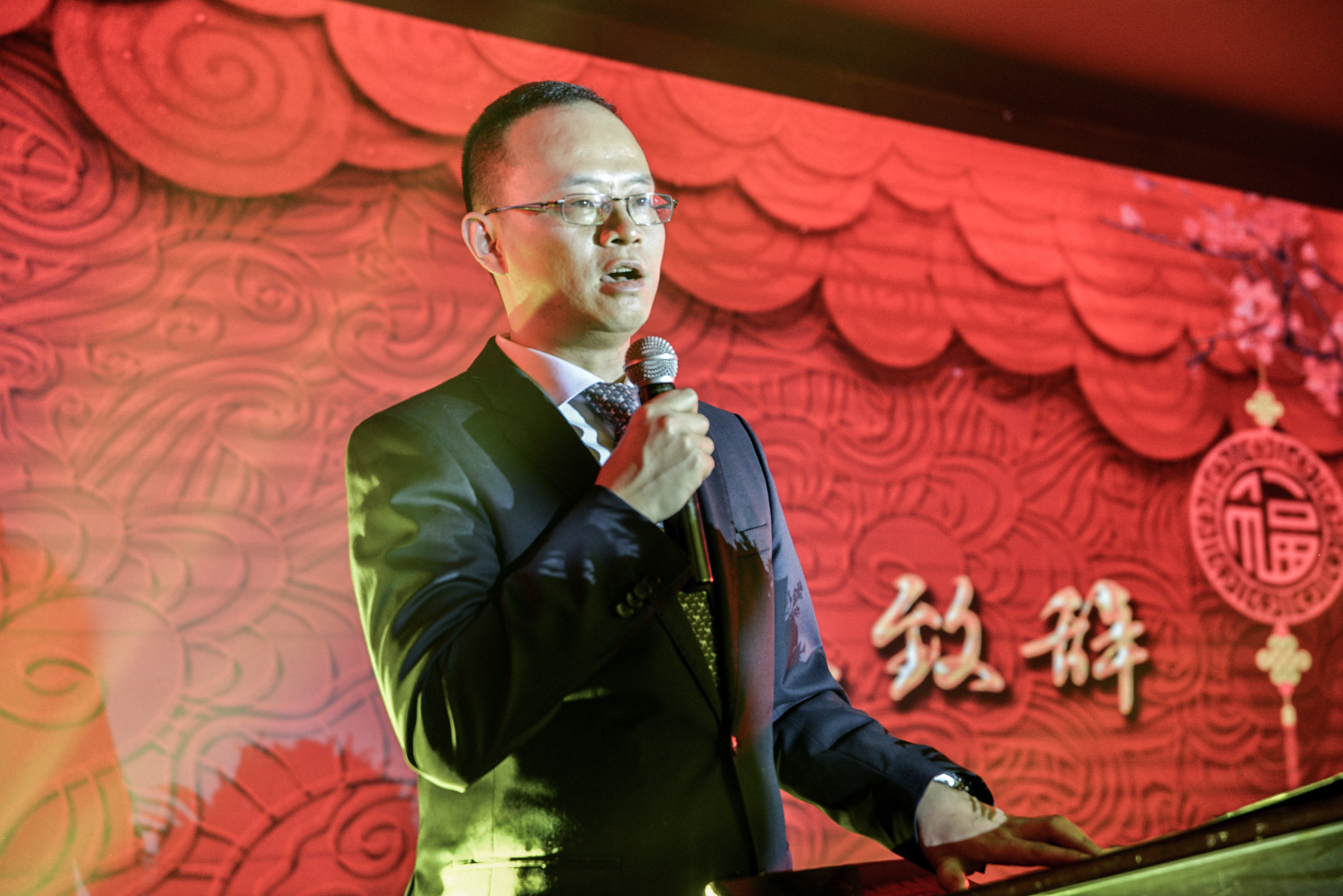 超越蝶变拜年视频,超越蝶变升华主持稿