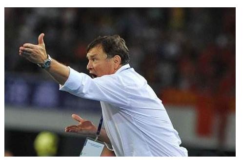 里皮接受采访又被狠骂！中国球迷：还不如1:5输泰国的卡马乔