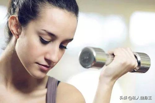 健身新手犯错十五秒,新手健身哑铃什么动作最好练